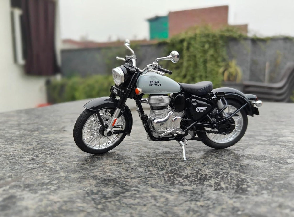 Royal Enfield Classic 350 1:15 Scale Model Motorcycle with Pull-Back Motor, Interchangeable Fuel Tanks & Dual Seat Mode – Collectible, Ages 10+