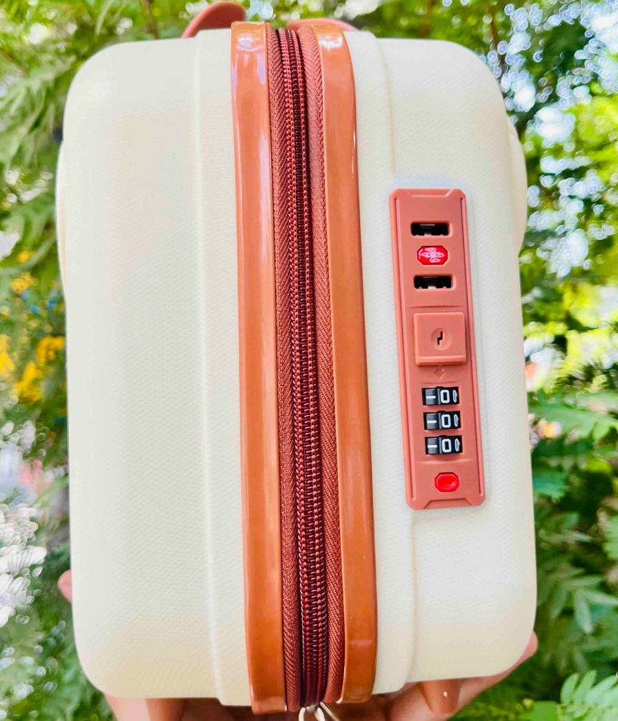 Bear face lockable vanity case - combination lock and zip detail
